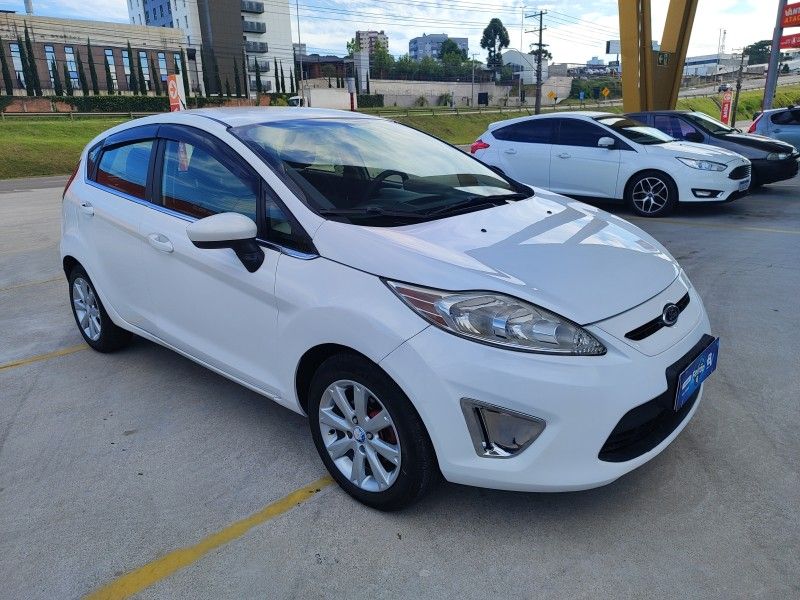 FORD FIESTA 1.5 SE HATCH 16V 2013/2013 HUBNER MULTIMARCAS FARROUPILHA / Carros no Vale