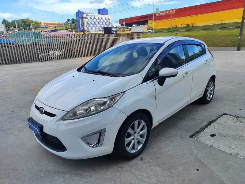 FORD FIESTA 1.5 SE HATCH 16V 2013/2013 HUBNER MULTIMARCAS FARROUPILHA / Carros no Vale