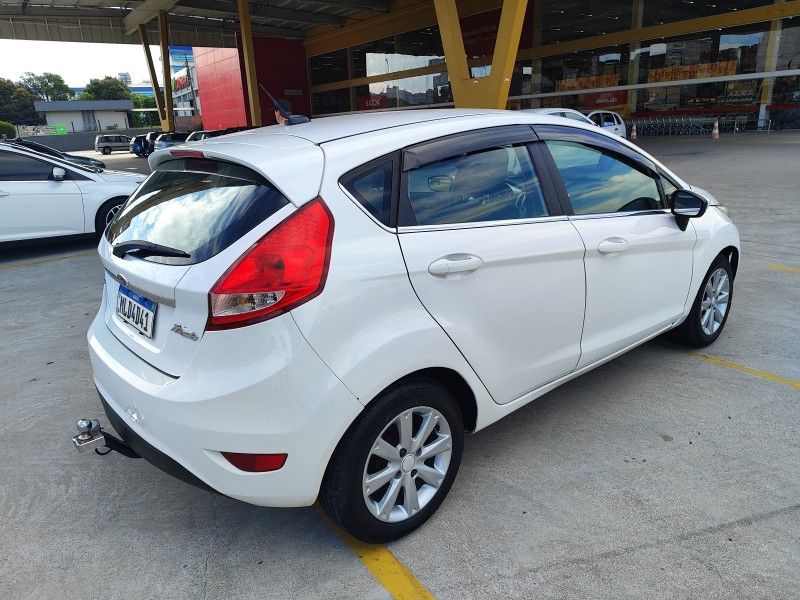 FORD FIESTA 1.5 SE HATCH 16V 2013/2013 HUBNER MULTIMARCAS FARROUPILHA / Carros no Vale