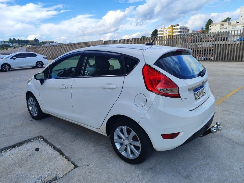FORD FIESTA 1.5 SE HATCH 16V 2013/2013 HUBNER MULTIMARCAS FARROUPILHA / Carros no Vale