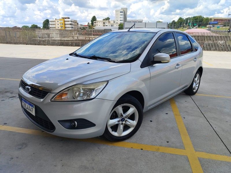 FORD FOCUS 2.0 16V 2011/2011 HUBNER MULTIMARCAS FARROUPILHA / Carros no Vale