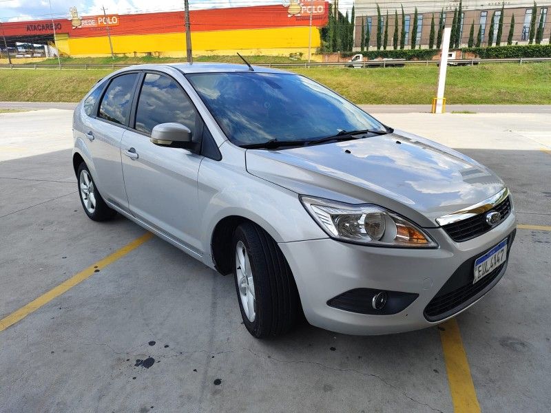 FORD FOCUS 2.0 16V 2011/2011 HUBNER MULTIMARCAS FARROUPILHA / Carros no Vale