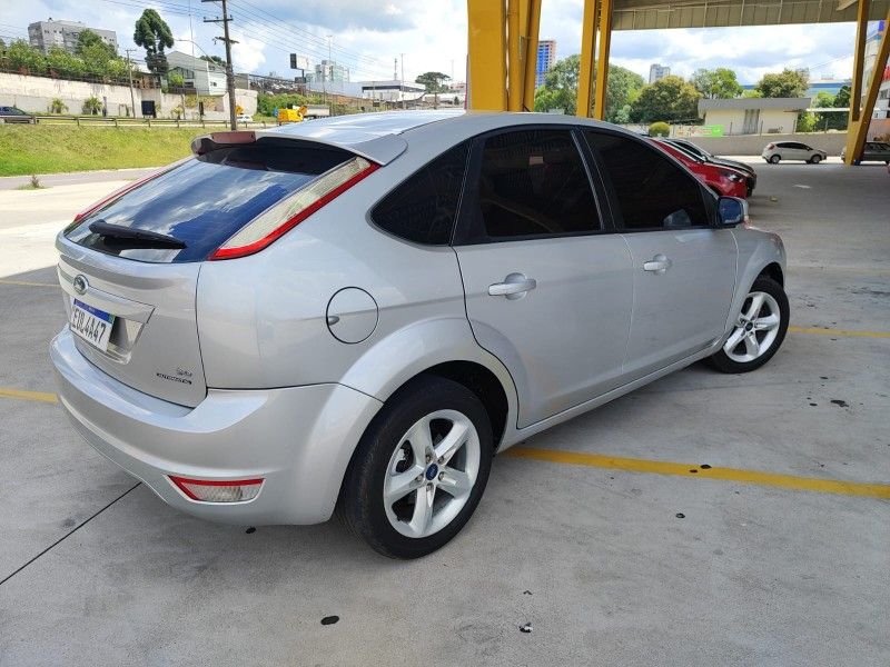 FORD FOCUS 2.0 16V 2011/2011 HUBNER MULTIMARCAS FARROUPILHA / Carros no Vale