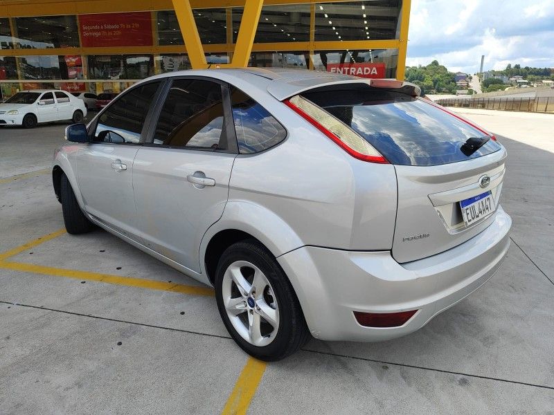 FORD FOCUS 2.0 16V 2011/2011 HUBNER MULTIMARCAS FARROUPILHA / Carros no Vale