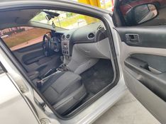 FORD FOCUS 2.0 16V 2011/2011 HUBNER MULTIMARCAS FARROUPILHA / Carros no Vale