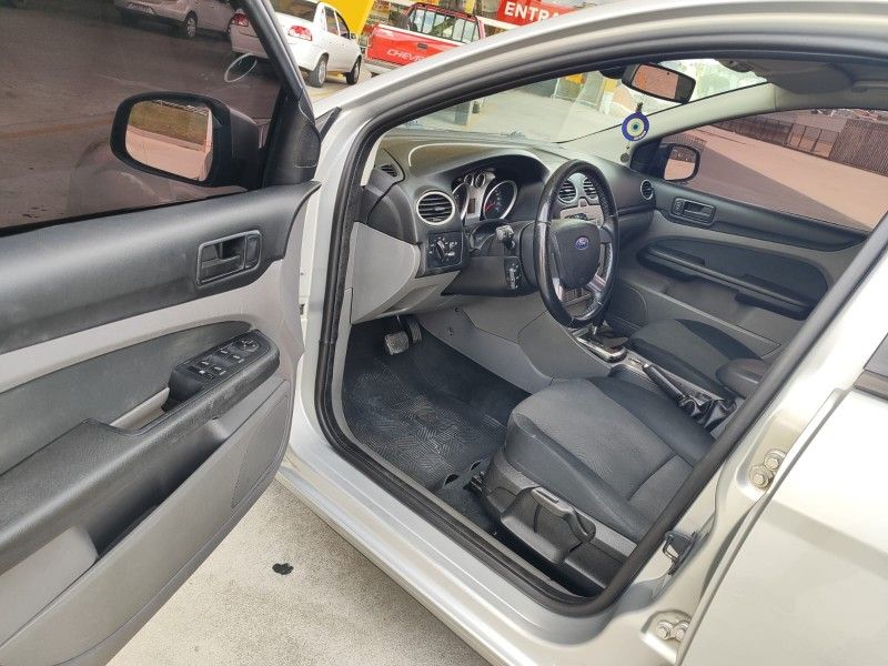 FORD FOCUS 2.0 16V 2011/2011 HUBNER MULTIMARCAS FARROUPILHA / Carros no Vale