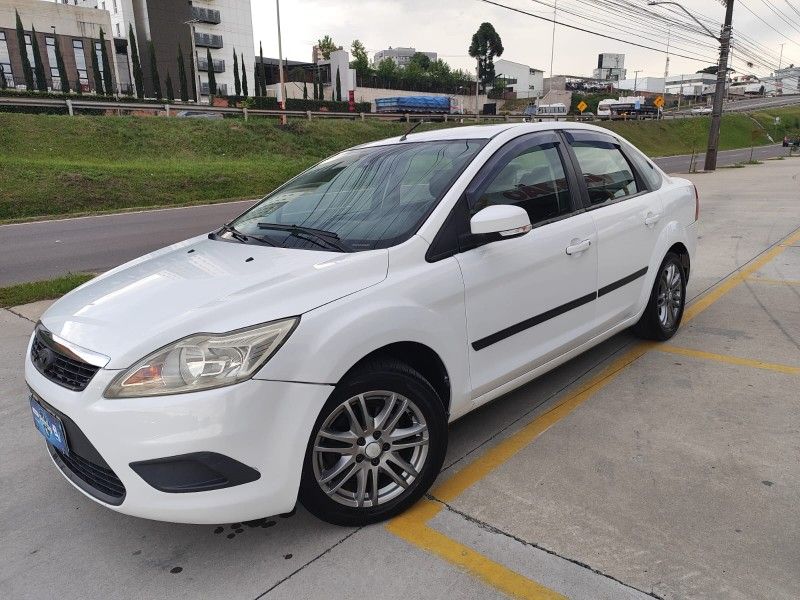 FORD FOCUS 2.0 SEDAN 16V 2012/2012 HUBNER MULTIMARCAS FARROUPILHA / Carros no Vale