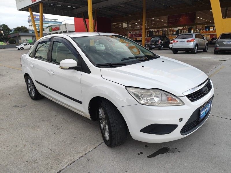 FORD FOCUS 2.0 SEDAN 16V 2012/2012 HUBNER MULTIMARCAS FARROUPILHA / Carros no Vale