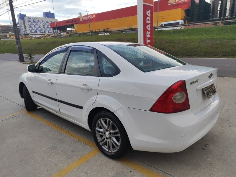 FORD FOCUS 2.0 SEDAN 16V 2012/2012 HUBNER MULTIMARCAS FARROUPILHA / Carros no Vale