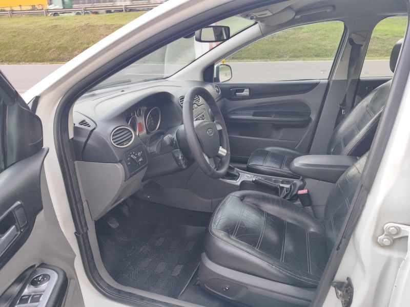 FORD FOCUS 2.0 SEDAN 16V 2012/2012 HUBNER MULTIMARCAS FARROUPILHA / Carros no Vale