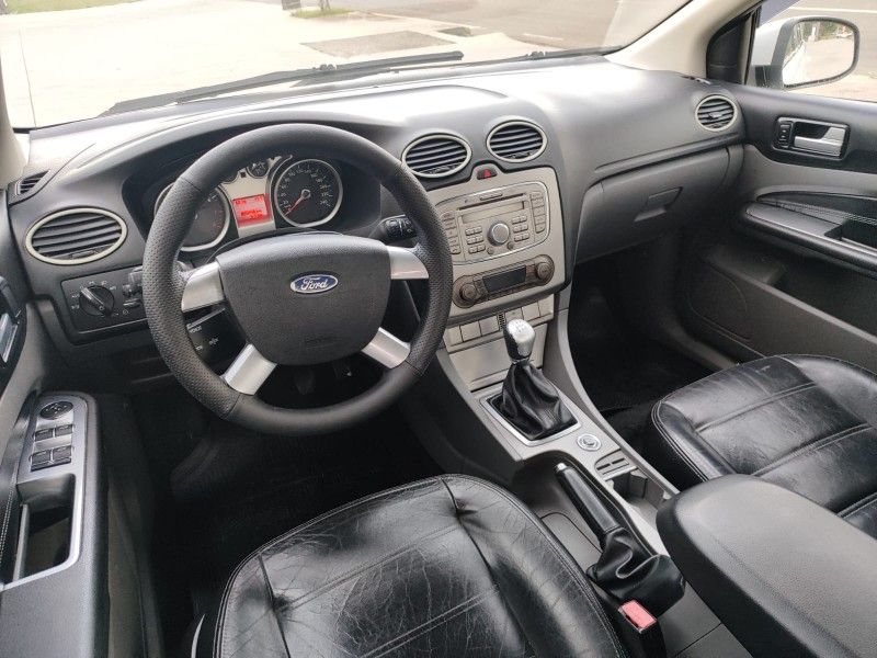 FORD FOCUS 2.0 SEDAN 16V 2012/2012 HUBNER MULTIMARCAS FARROUPILHA / Carros no Vale