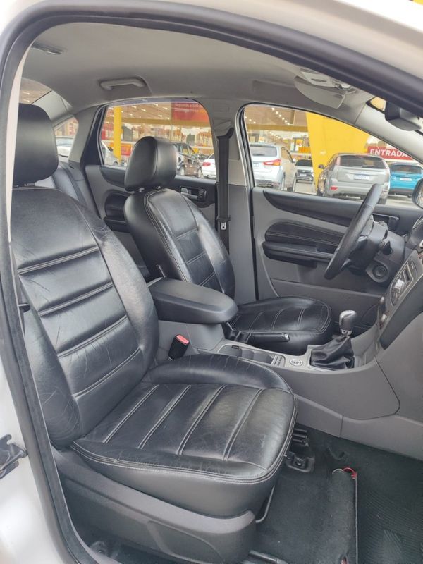 FORD FOCUS 2.0 SEDAN 16V 2012/2012 HUBNER MULTIMARCAS FARROUPILHA / Carros no Vale