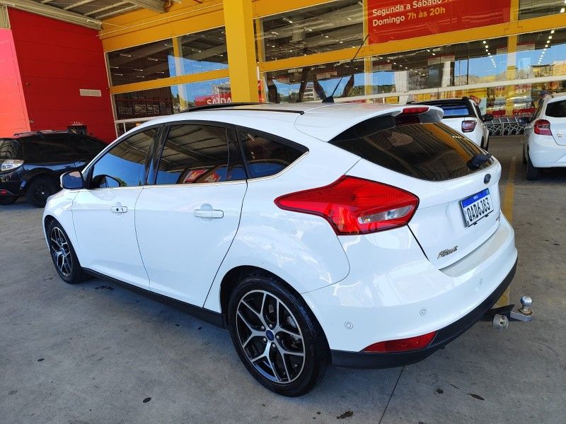 FORD FOCUS 2.0 TITANIUM 16V 2017/2017 HUBNER MULTIMARCAS FARROUPILHA / Carros no Vale