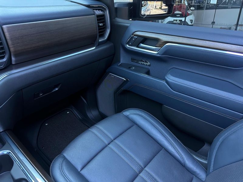 Chevrolet Silverado High Country 5.3 V8 AWD Aut. 2024/2024 CONCEPT MOTORS PASSO FUNDO / Carros no Vale