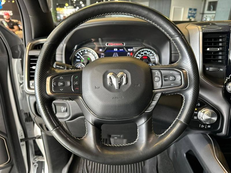 Ram 1500 REBEL 5.7 HEMI CD V8 4×4 Aut. 2021/2021 CONCEPT MOTORS PASSO FUNDO / Carros no Vale