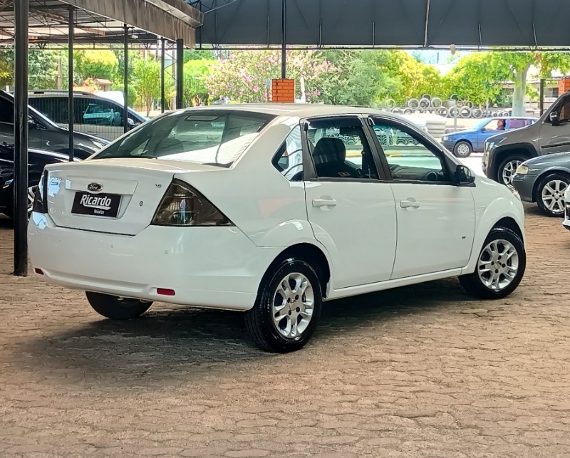 FORD FIESTA SEDAN SE 1.6 8V 2014 2013/2014 RICARDO VEÍCULOS TEUTÔNIA / Carros no Vale
