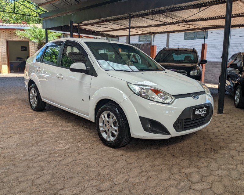 FORD FIESTA SEDAN SE 1.6 8V 2014 2013/2014 RICARDO VEÍCULOS TEUTÔNIA / Carros no Vale