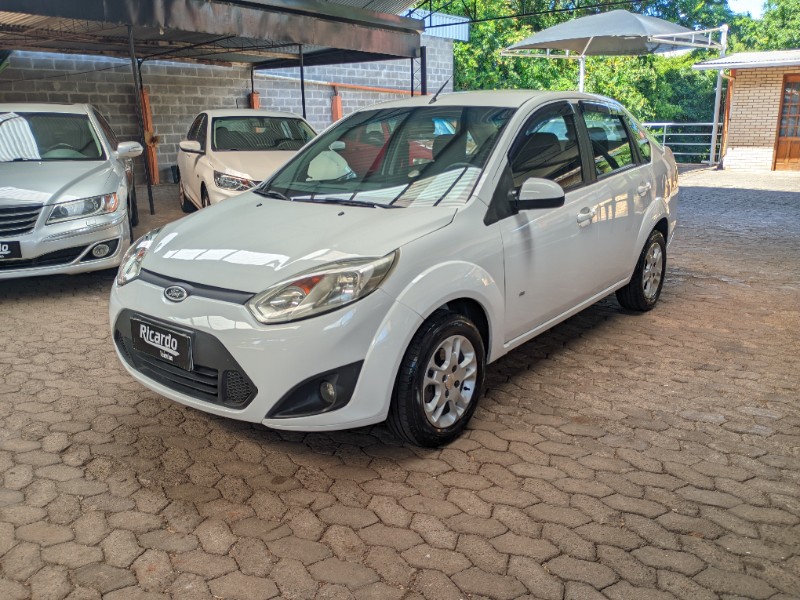 FORD FIESTA SEDAN SE 1.6 8V 2014 2013/2014 RICARDO VEÍCULOS TEUTÔNIA / Carros no Vale