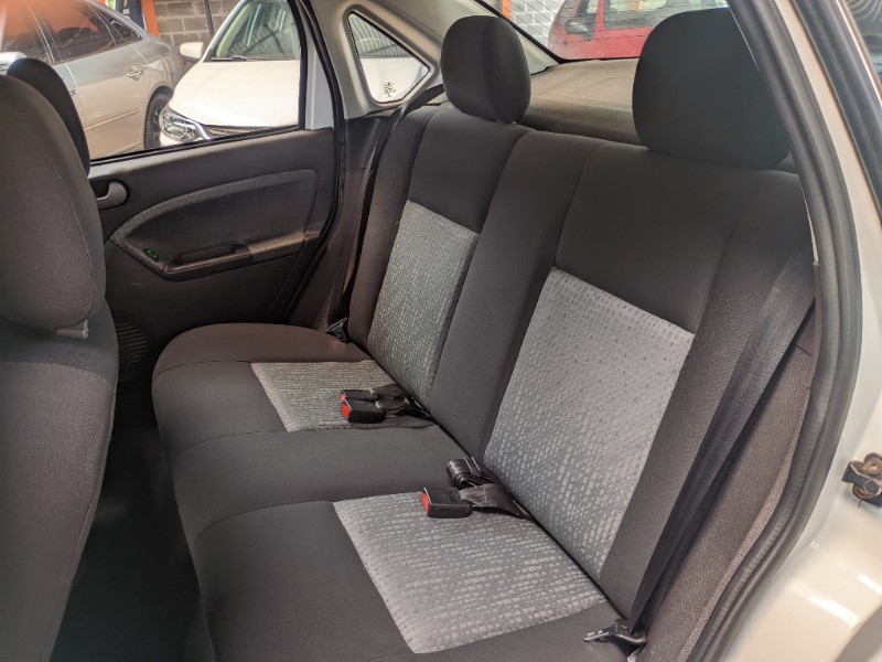 FORD FIESTA SEDAN SE 1.6 8V 2014 2013/2014 RICARDO VEÍCULOS TEUTÔNIA / Carros no Vale