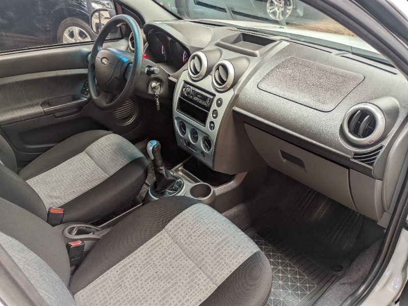 FORD FIESTA SEDAN SE 1.6 8V 2014 2013/2014 RICARDO VEÍCULOS TEUTÔNIA / Carros no Vale