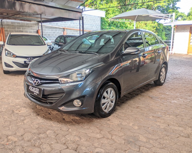 HYUNDAI HB20S 1.6 COMFORT 2013/2014 RICARDO VEÍCULOS TEUTÔNIA / Carros no Vale