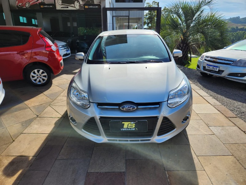 FORD FOCUS HATCH SE 1.6 16V 2013/2014 TS VEÍCULOS ANTA GORDA / Carros no Vale