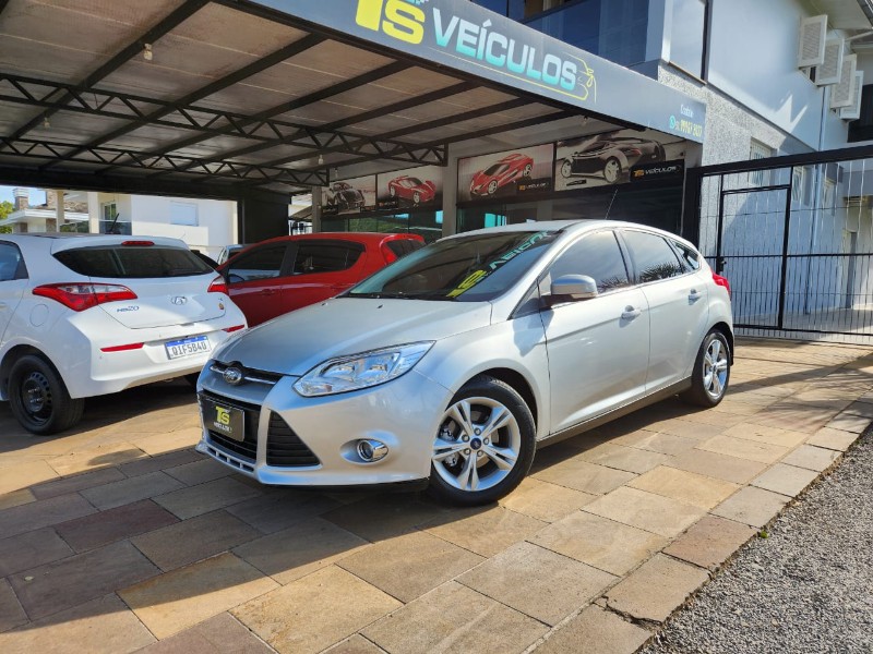 FORD FOCUS HATCH SE 1.6 16V 2013/2014 TS VEÍCULOS ANTA GORDA / Carros no Vale