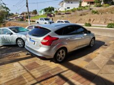 FORD FOCUS HATCH SE 1.6 16V 2013/2014 TS VEÍCULOS ANTA GORDA / Carros no Vale