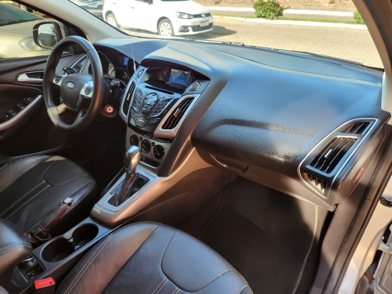 FORD FOCUS HATCH SE 1.6 16V 2013/2014 TS VEÍCULOS ANTA GORDA / Carros no Vale