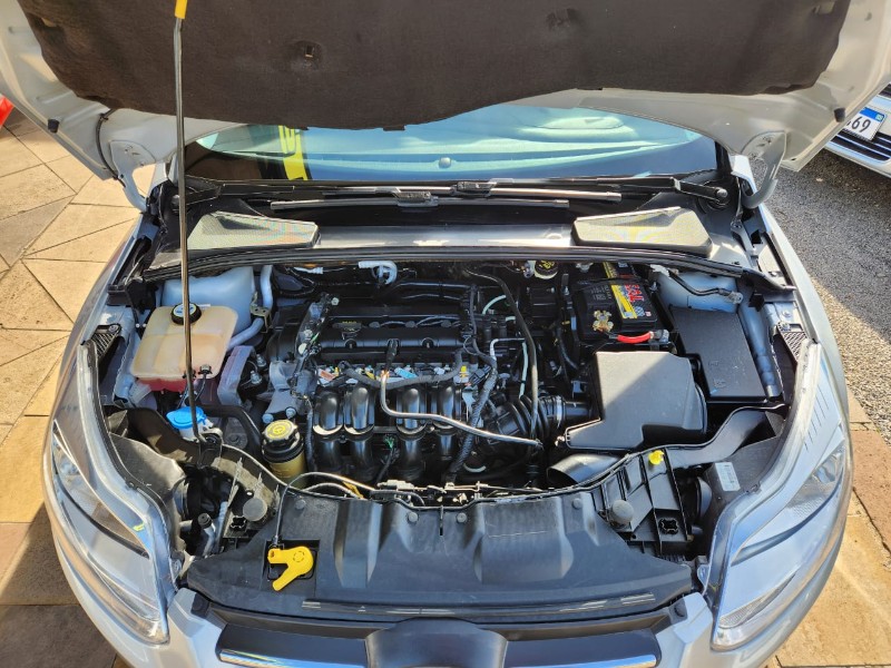 FORD FOCUS HATCH SE 1.6 16V 2013/2014 TS VEÍCULOS ANTA GORDA / Carros no Vale