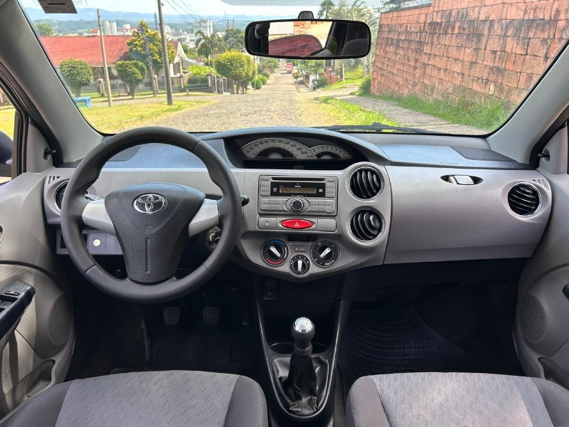 TOYOTA ETIOS 1.5 XLS 16V FLEX 4P MANUAL 2013/2013 LS MULTIMARCAS VENÂNCIO AIRES / Carros no Vale