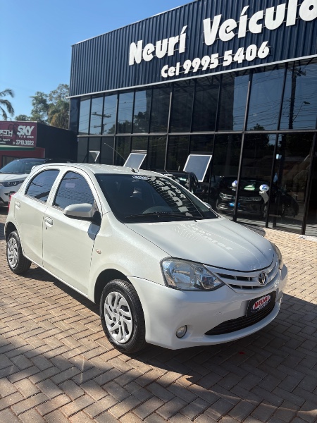 TOYOTA ETIOS 1.3 X 16V FLEX 4P MANUAL 2015/2016 NEURI VEÍCULOS LAJEADO / Carros no Vale
