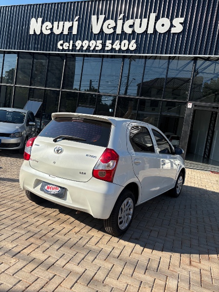 TOYOTA ETIOS 1.3 X 16V FLEX 4P MANUAL 2015/2016 NEURI VEÍCULOS LAJEADO / Carros no Vale
