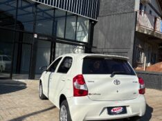 TOYOTA ETIOS 1.3 X 16V FLEX 4P MANUAL 2015/2016 NEURI VEÍCULOS LAJEADO / Carros no Vale