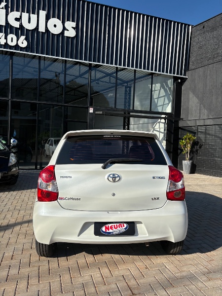 TOYOTA ETIOS 1.3 X 16V FLEX 4P MANUAL 2015/2016 NEURI VEÍCULOS LAJEADO / Carros no Vale