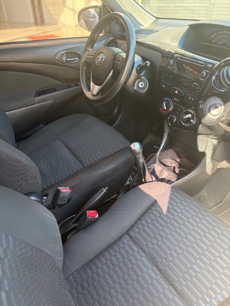 TOYOTA ETIOS 1.3 X 16V FLEX 4P MANUAL 2015/2016 NEURI VEÍCULOS LAJEADO / Carros no Vale