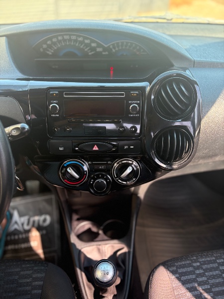 TOYOTA ETIOS 1.3 X 16V FLEX 4P MANUAL 2015/2016 NEURI VEÍCULOS LAJEADO / Carros no Vale
