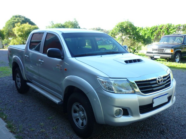 TOYOTA HILUX CABINE DUPLA HILUX CD SR 4X4 2.8 TDI DIESEL AUT. 2013/2013 PREMIUM AUTOMÓVEIS ARROIO DO MEIO / Carros no Vale