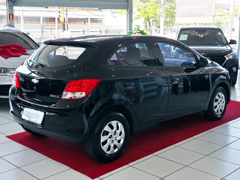 CHEVROLET ONIX 1.0 FLEX LT MANUAL 2013/2014 DUARTE VEÍCULOS PORTO ALEGRE / Carros no Vale