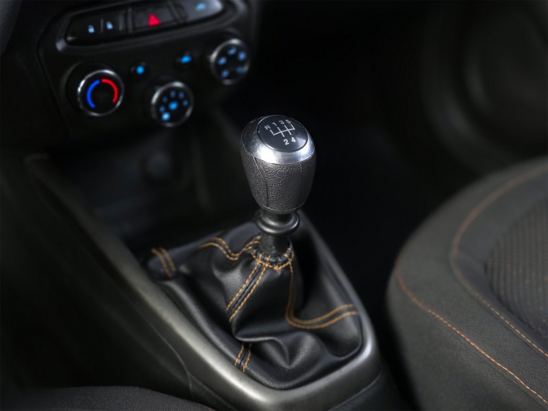 CHEVROLET ONIX 1.0 FLEX LT MANUAL 2013/2014 DUARTE VEÍCULOS PORTO ALEGRE / Carros no Vale