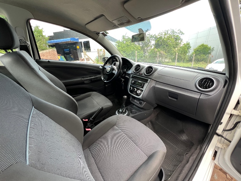 VOLKSWAGEN SAVEIRO 1.6 CE 2012/2012 ELY AUTOMÓVEIS LAJEADO / Carros no Vale