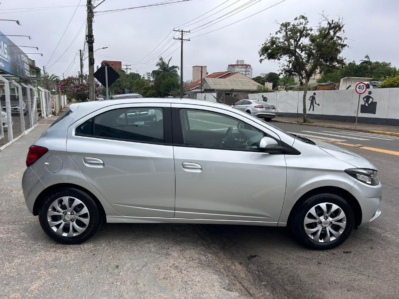 CHEVROLET ONIX HATCH LT 1.4 8V FLEXPOWER 5P MEC. 2018/2018 LS MULTIMARCAS VENÂNCIO AIRES / Carros no Vale