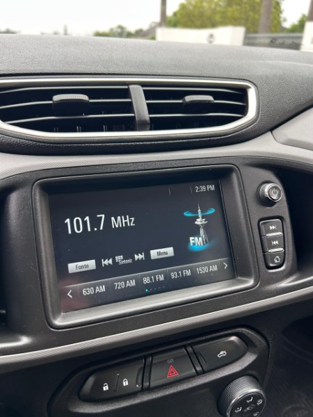 CHEVROLET ONIX HATCH LT 1.4 8V FLEXPOWER 5P MEC. 2018/2018 LS MULTIMARCAS VENÂNCIO AIRES / Carros no Vale