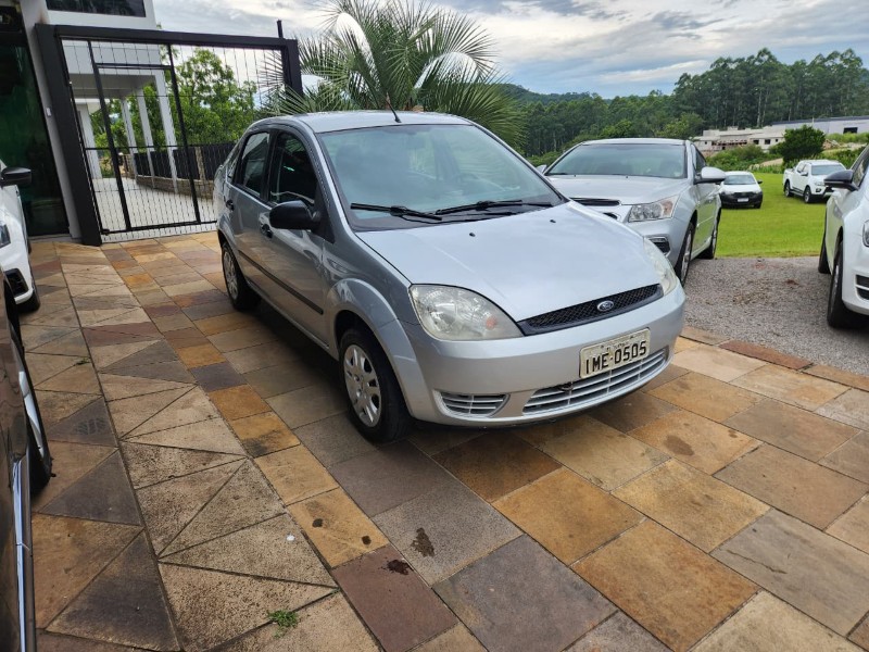 FORD FIESTA SEDAN 1.6 2004/2005 TS VEÍCULOS ANTA GORDA / Carros no Vale