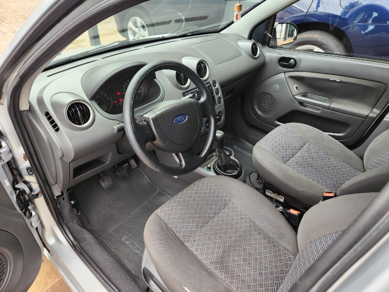 FORD FIESTA SEDAN 1.6 2004/2005 TS VEÍCULOS ANTA GORDA / Carros no Vale