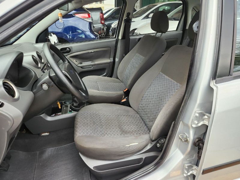 FORD FIESTA SEDAN 1.6 2004/2005 TS VEÍCULOS ANTA GORDA / Carros no Vale