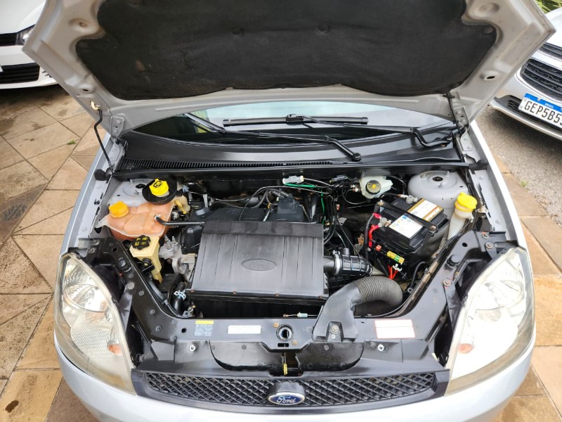 FORD FIESTA SEDAN 1.6 2004/2005 TS VEÍCULOS ANTA GORDA / Carros no Vale