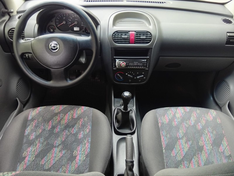 CHEVROLET CORSA SEDAN 1.0 MPFI 8V 2004/2005 ALTERNATIVA VEÍCULOS LAJEADO / Carros no Vale