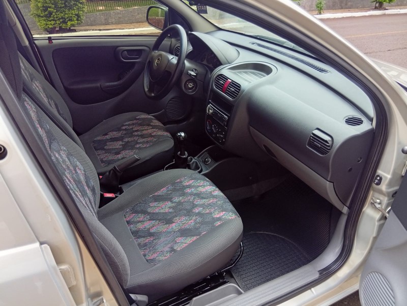 CHEVROLET CORSA SEDAN 1.0 MPFI 8V 2004/2005 ALTERNATIVA VEÍCULOS LAJEADO / Carros no Vale