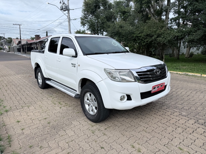 TOYOTA HILUX 2.7 SR 4X2 CD 16V FLEX 4P AUTOMÁTICO 2013/2013 ELY AUTOMÓVEIS LAJEADO / Carros no Vale